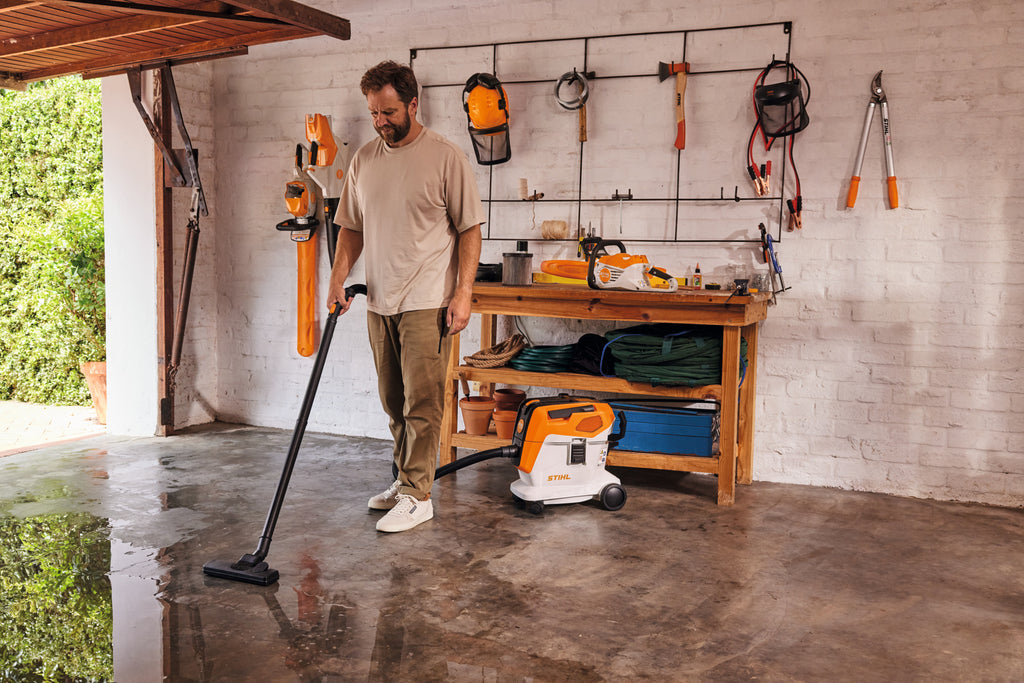Stihl SEA 60 Battery Powered Vacuum | Set includes AK 20 Battery & AL 101 Charger
